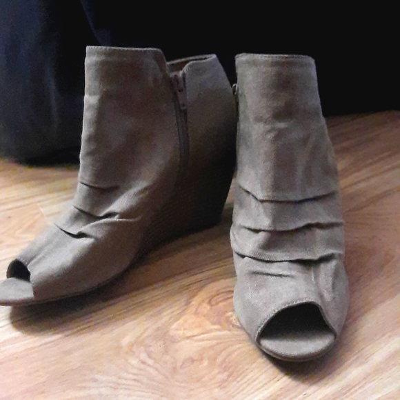 Booties size 8 or 9 womans - Picture 1 of 2